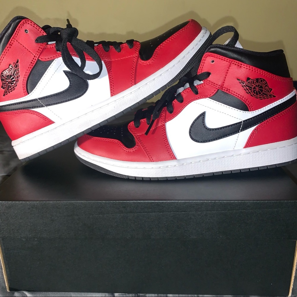 Air Jordan 1 Mid.
